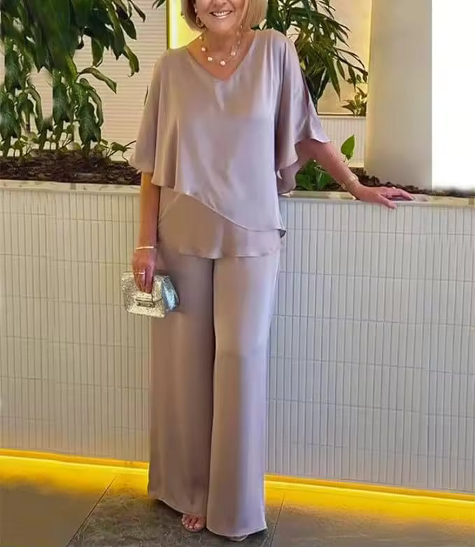Elegant Two-Piece Set for Women - Flattering and Comfortable Outfit 3