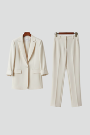 Elegant Women's Blazer Set with Defined Shape and Straight-Leg Trousers 1