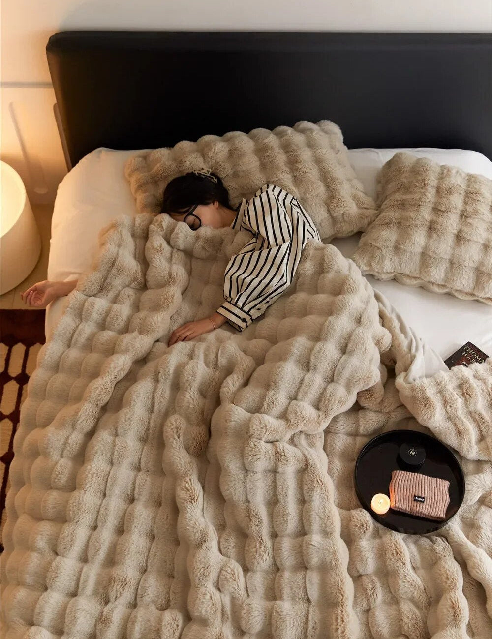 The plush blanket everyone's talking about! - WarmWool keeps you warm on cold days 0