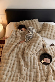 The plush blanket everyone's talking about! - WarmWool keeps you warm on cold days 0