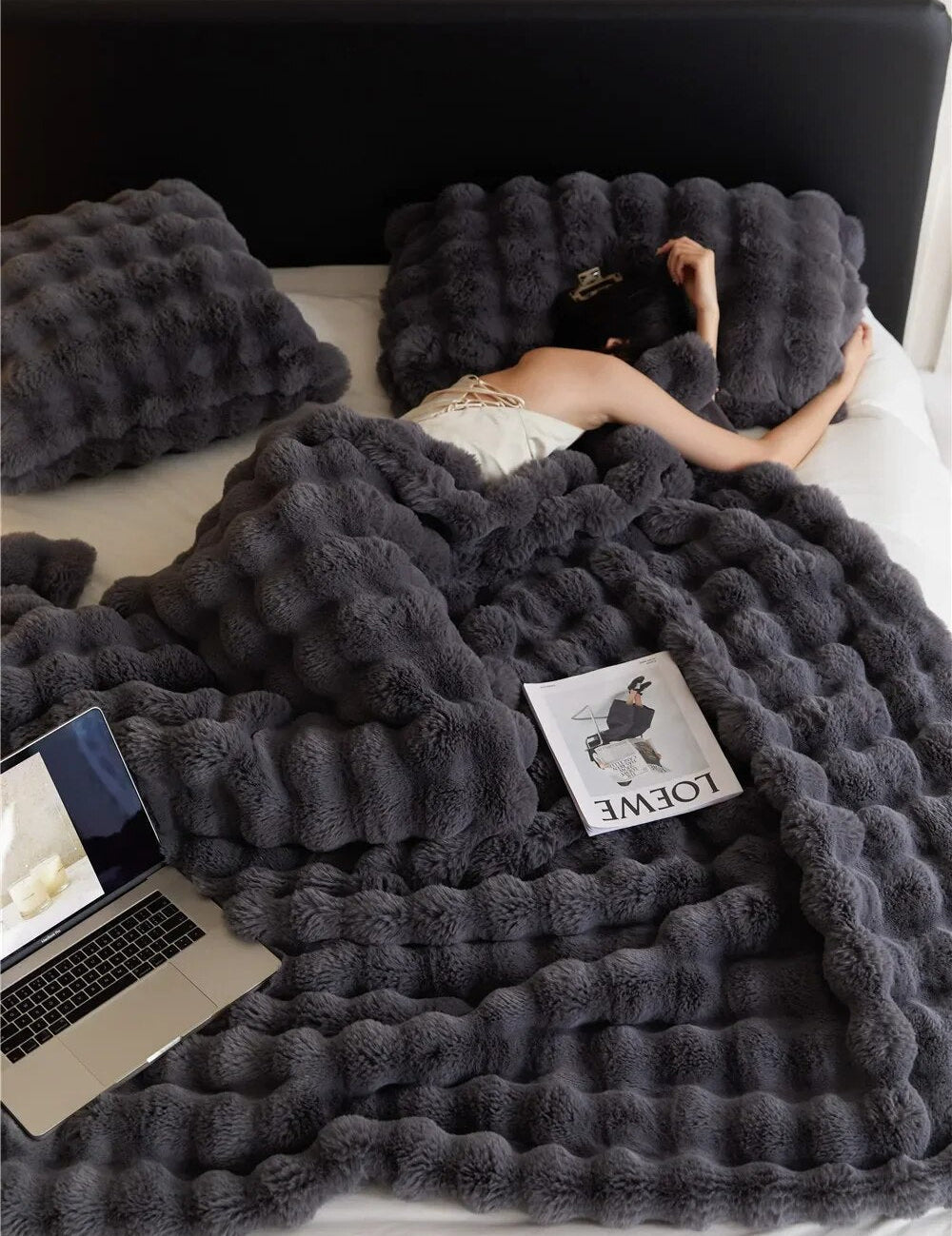 The plush blanket everyone's talking about! - WarmWool keeps you warm on cold days 1