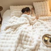 The plush blanket everyone's talking about! - WarmWool keeps you warm on cold days 3