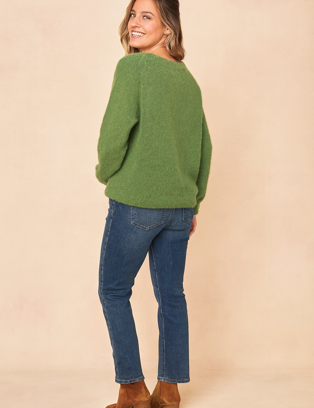 Wiktoria | Classic round neck sweater 1