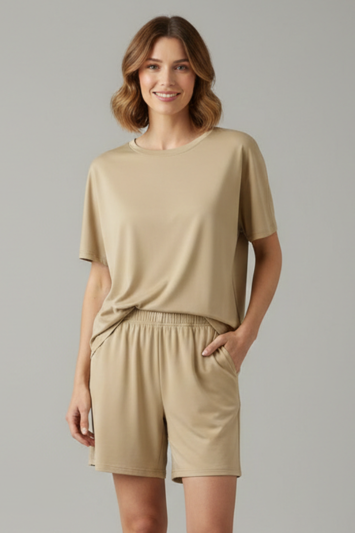 Women’s Casual Two-Piece Set with Round Neck Top and Elastic Waist Shorts 2